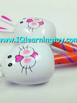 ลูกแซ็กกระต่าย(ลูกซัดกระต่าย)มาราคัสเป็นเครื่องดนตรีสีสวยสดใส 1 คู่ (2 ลูก) เล่นโดยการเขย่าเพื่อให้จังหวะ ให้ความสนุกสนานร่าเริงสดใส ขนาด 8 นิ้ว ส่งฟร