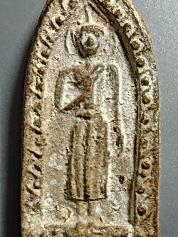 พระร่วงยืนประทานพร หลังยันต์ เนื้อดิน กรุทับผึ้ง สุโขทัย