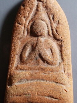 ขุนแผนพิมพ์พนมมือ เนื้อดินมีแร่ทรายเงินทรายทอง หลวงพ่อกวย วัดโฆสิตาราม จ.ชัยนาท