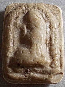 นางกวัก พิมพ์เล็กหลังยันต์ เนื้อผงน้ำมันเก่าไม่ทราบที่