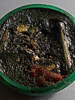 สีผึ้งเขียวเก่าๆพร้อมตลับ