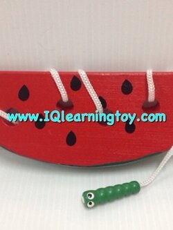 ของเล่นไม้ - ชุดผลไม้ร้อยเชือก แตงโม เจ้าหนอนน้อย เจาะกินแตงโมอย่างเอร็ดอร่อย ของเล่นร้อยเชือก ฝึกพัฒนาการกล้ามเนื้อมือและสายตา ฝึกสมาธิ ส่งฟรี