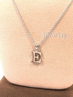 จี้ตัวอักษร E