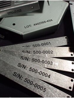 รับยิงเลเซอร์มาร์คกิ้ง ป้ายเลเซอร์มาร์ค ป้ายเนมเพลต ป้ายติดเครื่องจักรแบบยิงเลเซอร์มาร์ค