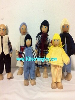 ของเล่นไม้ - งานตุ๊กตาไม้ เพื่อประกอบการเล่นบทบาทสมมุติ 1 ชุดประกอบด้วยตุ๊กตา 6 ตัว ตา ยาย พ่อ แม่ พี่ น้อง สามารถดัดแขน ดัดขาได้ จัดส่งฟรี