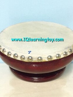 กลองรำมะนา 7 นิ้ว กลองหนังหน้าเดียวบนฐานไม้กลองใช้มือตี เป็นเครื่องดนตรีไทย ที่ให้จังหวะดนตรี สนุกสนาน ตื่นเต้น เด็กๆสามารถเล่นได้ง่ายๆ ส่งฟรี