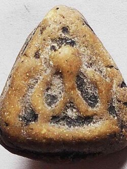 พระปิดตาหลังหยิบ กรุวัดพระแก้ว กทม. พิมพ์แขนบ่วง