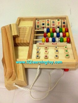 ของเล่นไม้ - โทรศัพท์ไม้ เพื่อเป็นของเล่นเสริมพัฒนาการเด็กในด้านต่างๆ จะมีแป้นตัวเลข มีตารางลูกคิด และแป้นหมุนตัวเลขเพื่อบวก ลบ เลขได้ด้วย จัดส่งฟรี