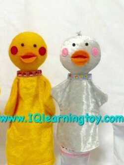 หุ่นมือประกอบการเล่านิทานเรื่องลูกเป็ดขี้เหร่ เสริมสร้างจินตนาการได้ดี งานผ้าเนื้อนุ่ม สีสวย ส่งฟรี