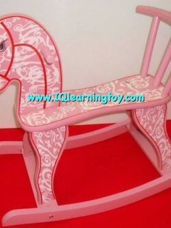ม้าไม้โยกเยก ลายสีชมพูหวาน สดใส มีพนักพิงหลังสูง ให้เด็กนั่งได้สบาย สามารถเล่นได้อย่างเพลิดเพลิน ส่งฟรี