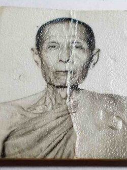 รปถ่ายขาวดำ โค๊ตยันต์นูน ลป.โต๊ วัดประดู่ฉิมพลี