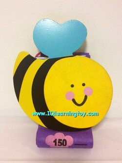 วัดส่วนสูง-งานไม้ลายผึ้ง ผสมผ้าสักหลาดสีสดใส เพื่อวัดระดับความสูงของเด็ก บันทึกการเจริญเติบโต วัดได้ตั้งแต่ 70 cm -150 cm.ส่งฟรี