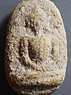 พระกรุอัมพวา เนื้อผงน้ำมัน พิมพ์วัดพลับ