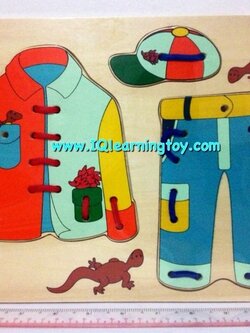 ของเล่นไม้ - เกมส์ร้อยเชือกแต่งตัว ฝึกพัฒนากล้ามเนื้อมัดเล็ก ให้มือสัมพันธ์กับสายตา ฝึกสมาธิ ให้เด็กฝึกช่วยตัวเอง สนุก เพลิดเพลิน จัดส่งฟรีค่ะ