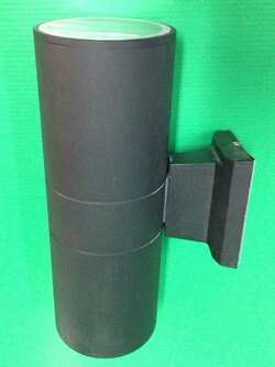 โคมไฟมีสีดำสนิท รองรับขั้ว E27 จำนวนบรรจุ 12 โคม / ลัง