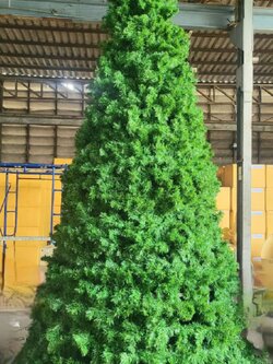 ต้นคริสต์มาสปลอม "ทรงกรวย" กันล้ม