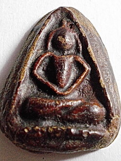 พระกลีบบัวสมาธิแขนหักศอก เนื้อผงจุ่มรัก เก่าไม่ทราบที่