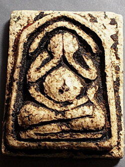 พระปิดตาสี่กร พิมพ์สี่เหลี่ยม เนื้อผง ลป.เทพโลกอุดร กรุวังหน้า