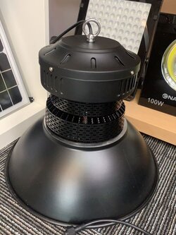 โคมไฮเบย์บอดี้ดำ รองรับขั้วห้อยเพดานในตัว จำนวนบรรจุ 1 โคม / ลัง