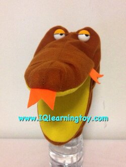 Crocodile-Sound หุ่นมือตุ๊กตาหัวสัตว์รูปจระเข้ เมื่อสวมใส่มือขยับปากบีบแล้วมีเสียง ใช้ประกอบการสอนหรือใช้เพื่อเสริมในกิจกรรมต่างๆ ให้สนุกสนานมากขึ้น