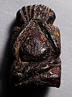 พระปิดตาลอยองค์ เนื้อครั่งเก่าไม่ทราบที่