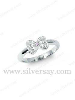 แหวนโบว์ริบบิ้นฝังเพชรสวิสสองสี สลักชื่อ "by Chacha" ด้านในวง เงินแท้ 925 ชุบทองคำขาว