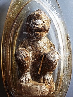 หนุมานหลวงปู่ทิม วัดละหารไร่ ตะกรุดทองคำ เนื้อผงพราย ปี 2515 ในเลี่ยมเดิม