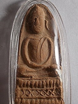 พระเนื้อดินไม่ทราบที่ในเลี่ยมเดิม