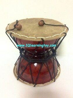 กลองสองหน้า (กลองบันเดาะ)เครื่องดนตรี ใช้การเขย่าไปมาเพื่อให้เชือกเหวี่ยงลูกไม้ให้สัมผัสหน้ากล้องทั้งสองด้าน ให้จังหวะสนุกสนาน ร่าเริง ส่งฟรี