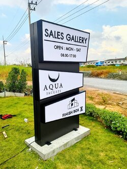 #ป้ายกล่องไฟด้านหลังป้ายพื้นคอมโพสิตยกขอบ