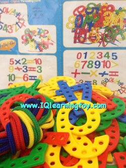 ร้อยเชือกชุดตัวเลข 1-10 สีสันต่างๆ พร้อมเครื่องหมาย +-x / < > = สอนเรื่องการตั้งโจทย์คณิตศาสตร์ ใช้เป็นสื่อในการสอน อธิบายให้เข้าใจได้ง่ายขึ้น ส่งฟรี