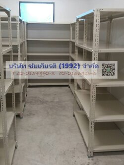 ชั้นเหล็กฉากเสาใหญ่วางของพื้นปูแผ่นเหล็ก