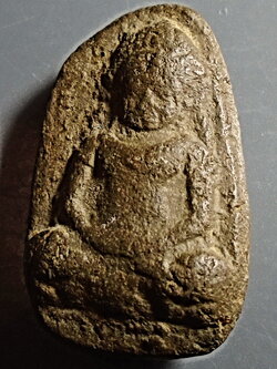 พระร่วงนั่ง(พระยอดขุนพล) กรุเจดีย์ 5 ยอด วัดห้วยเสือ เพชรบุรี ปี 2464