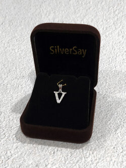 จี้อักษร V ฝังเพชรสวิสแถว