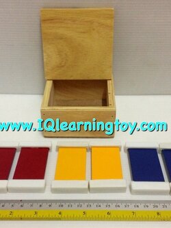 Montessori-กล่องเทียบสี กล่องที่ 1 แผ่นเทียบสี แม่สี 3 คู่ คือ คู่สีแดง คู่สีเหลือง และคู่สีน้ำเงิน ให้เด็กได้รู้จักแม่สี ชื่อสี จับคู่สีได้ ส่งฟรี
