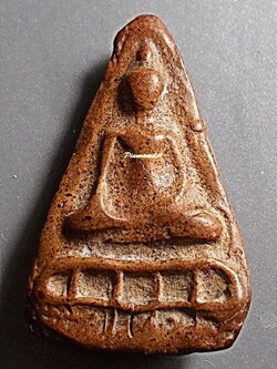 พระนางกำแพงกลีบบัว ฐานตาราง เนื้อดิน กำแพงเพชร