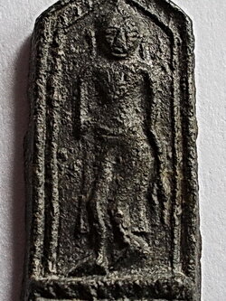 พระลีลา พิมพ์ห้าเหลี่ยม เนื้อชิน หลวงพ่อโต วัดวิหารทอง จ.ชัยนาท ปี 2460