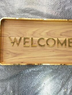 ป้ายอักษรทองเหลืองขัดเงา ยกขอบ รองพื้นไม้