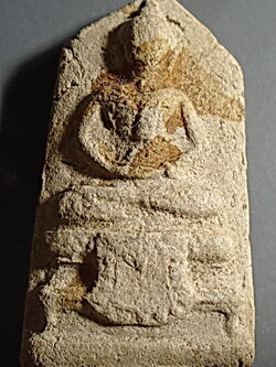 พระผงห้าเหลี่ยมฐานผ้าทิพย์ ล้อพิมพ์วัดสามปลื้ม เนื้อผง หลังโค๊ต