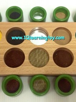 มอนเตสซอรี่ - ชุดจับคู่ทดสอบประสาทสัมผัส จะมีชุดไม้ 10 ช่องมีผิวสัมผัสที่แตกต่างกัน 10 ชนิด มาพร้อมถ้วยไม้ที่ภายในบุด้วยผิวสัมผัสเข้าคู่กัน ส่งฟรี