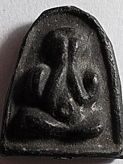 พระปิดตา เนื้อผงคลุกรักหลังยันต์ เก่าไม่ทราบที่