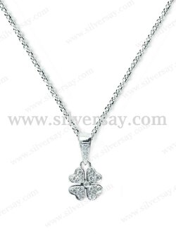 จี้ใบโคลเวอร์จิ๋ว Clover 4 ฝังเพชรสวิส/จิกไข่ปลา