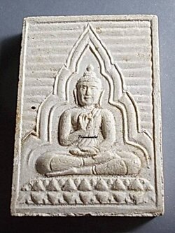 พระผง วัดปากน้ำรุ่น 4 พิมพ์กรรมการใหญ่ (จัมโบ้) หลังโรยพลอย