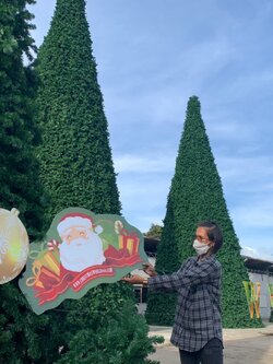 ต้นคริสต์มาสปลอมพร้อมของตกแต่ง