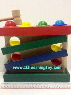 ค้อนตอกหมุดลูกกลิ้ง ตอกลูกกลิ้งสีต่างๆให้ไหลลงมาตามราง ฝึกเรียนรู้จักสี เสริมพัฒนาการกล้ามเนื้แมือ และสายตาให้สัมพันธ์กัย ฝีกสมาธิได้ดีค่ะ ส่งฟรี