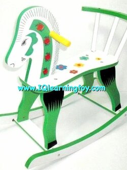 ม้าไม้โยกเยก ลายสีเขียว สีสันสดใส มีพนักพิงหลังสูง ให้เด็กนั่งได้สบาย สามารถเล่นได้อย่างเพลิดเพลิน ส่งฟรี