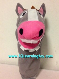 Horse-Sound เป็นหุ่นมือตุ๊กตาหัวสัตว์รูปม้า เมื่อสวมใส่มือแล้วขยับปากบีบแล้วมีเสียง ใช้ประกอบการสอนหรือใช้เพื่อเสริมในกิจกรรมต่างๆ ให้สนุกสนานมากขึ้น