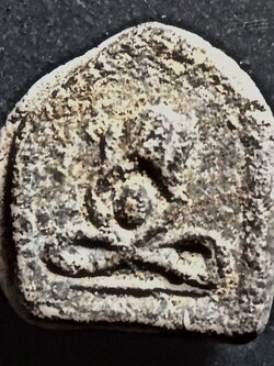 พระปิดตาห้าเหลี่ยมเข่าบ่วงหลังจารย์ ลป.ศุข วัดปากคลองมะขามเฒ่า