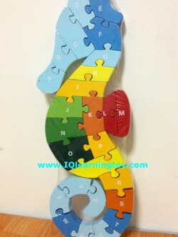ของเล่นไม้ - จิ๊กซอว์ม้าน้ำ เป็นตัวต่อสอนภาษาอังกฤษและคณิตศาสตร์ ฝึกไอคิวฝึกเรียงพยัญชนะ A-Z และตัวเลข 1-26 สอนเรื่องสี ภาษา เลข ฝึกสมาธิ (3+)ส่งฟรี