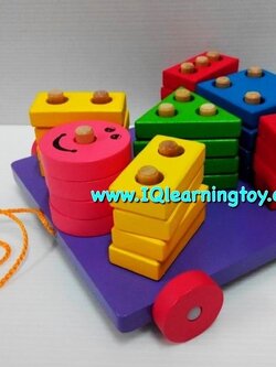 รถลากสอนเรื่องสี รูปทรงต่างๆและจำนวนนับพื้นฐาน รู้จักการวางแผ่นไม้รูปทรงต่างๆที่มีรูให้ตรงกับจำนวนเสาและสีที่แตกต่างกัน ส่งฟรี